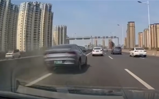 比亚迪不打灯变道 疑被后车故意顶上墙！网友吵翻天