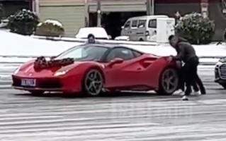 法拉利超跑当婚车 雪天接亲上坡频繁打滑 网友：后驱车肯定滑