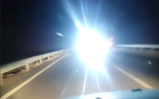 你遇到过没？货车安装超亮后射灯：夜晚跟车根本看不清