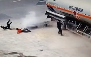 轮胎过充爆炸被拍下：2人瞬间被弹飞