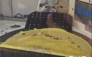 北京一地铁口现煎饼果子机器人：3分钟一个 可选要不要香菜