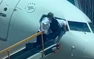 忘记驾舱密码 国外一机长翻窗爬进飞机：狼狈画面让人笑喷