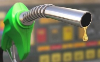 油价暴涨 希腊电视台教观众使用软管偷汽油