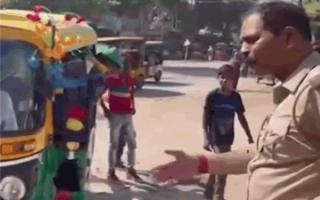 印度交警拦下一三轮车 竟钻出27名乘客！网友：真印度“绝活”
