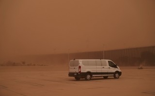 北京受大规模沙尘暴影响：空气质量已达严重污染 指数爆表