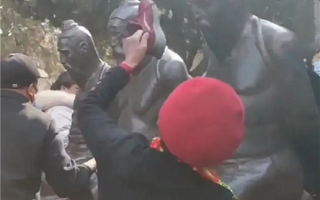 击败《流浪地球2》！《满江红》成票房冠军：张艺谋大儿子出演 游客排长队打秦桧雕像免票逛岳飞庙