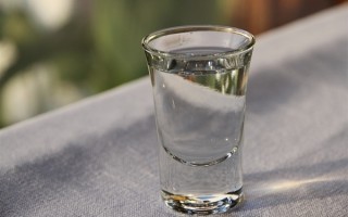 《人在囧途》现实版！6名男子机场内接力喝完1斤白酒