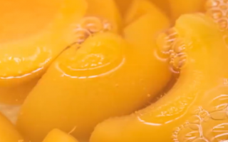 黄桃罐头遭疯抢 厂家实诚回应“没药效” 网友调侃：你不懂