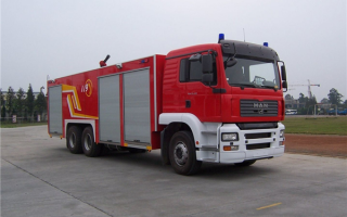 私家车挡道消防车 众人合力抬车！车主竟也混身其中