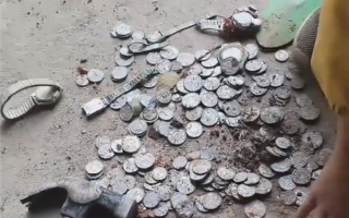 男子挖下水道掏出钱币手表吊坠玉器：自己能留下吗？