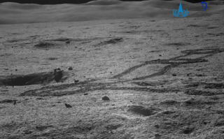 来自38万公里外！我国玉兔二号月球车发新照：这次是“兔子脚印”