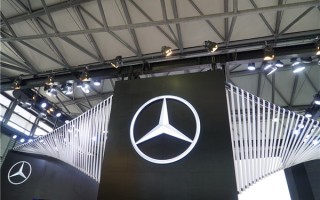 奔驰爆胎后发现轮胎“大小腿”！车主：4S店的锅