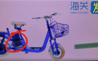 被紧张神情出卖！女子电动车电池仓藏28台iPhone入境被查