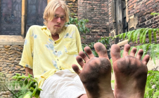 一年不穿鞋 脚会变成什么样？网红想靠给脚拍照赚100万