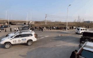 4.0T V8干不过两台2.0T 奔驰大G与俩哈弗H9拔河！结果被教做人