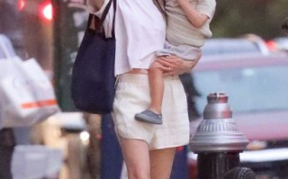 39岁的安妮海瑟薇带娃出游 身材状态绝佳