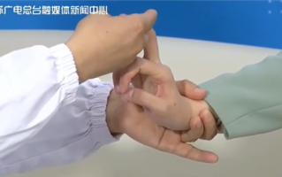 快试试！弹中指就能发现颈椎有没有问题