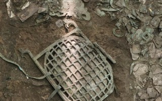 中国青铜时代首次出现！三星堆发现龟背形网格状器 内有整块玉