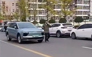 一爱驰U5街头“自动驾驶”：疑似驾驶员车外紧追
