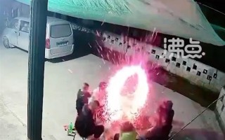 一家人围坐 暖火盆突然爆炸：火焰窜出数米高