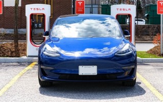 价格暴降后特斯拉供不应求 马斯克：准备要涨了