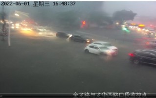 海口暴雨市区内涝 有人游过积水路段：实拍视频显示降水太强