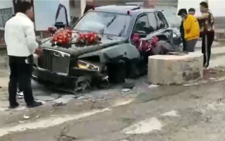 安徽一劳斯莱斯婚车撞上石墩受损严重 博主：可向设置限宽人员索赔