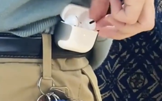 “当中年人买了AirPods”上热搜！网友：秒变BB机