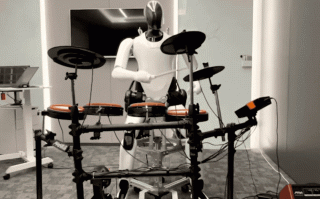 小米“铁大”机器人大秀架子鼓，网友：有节奏没灵魂