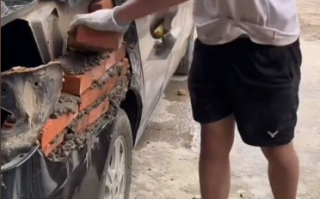 男子用砖头和水泥修车 比新车还新 网友：墙都不服就服你