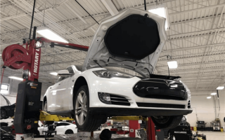 特斯拉Model S没电被锁车外！车主：修好得花14万