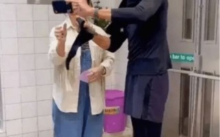 网友偶遇67岁周润发吃早餐 现状让人唏嘘：身形消瘦略显老态