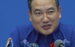 画面感十足 翟志刚：天上剪脚趾甲特别累