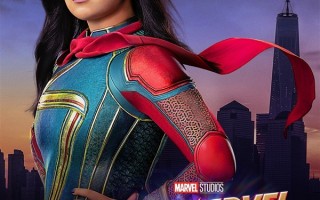 《惊奇女士》新剧照和海报：微胖少女展示超能力！