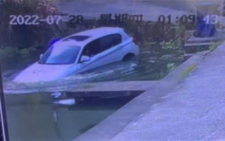 女子开宝马回乡探亲冲入池塘 幸运被救：救人者回应被网友狂点赞