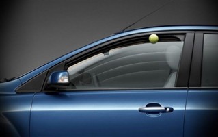 男童头伸天窗 误触开关导致脖子被卡！网友：设计缺陷