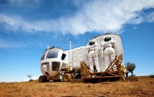 NASA公布载人月球探测车：最快10km/h 可供两名宇航员生活工作