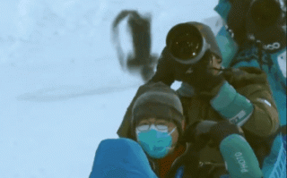 5万元的索尼相机摔惨：冬奥会雪场滚落数十米 碎片四散