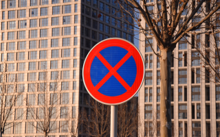 大V开车遇加塞主动撞击教训对方？媒体：“舒适”但涉嫌危害公共安全