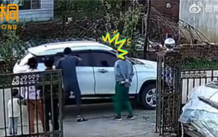 外孙被困车里 姥爷徒手砸车窗救出 网友怒赞：粗暴却满满是爱