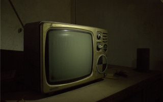 男子将10万现金藏黑白电视机 被妻子当废品20元卖掉