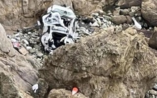 美国加州一特斯拉坠落76米高悬崖 4人奇迹幸存