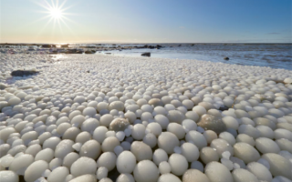 吉林惊现“汤圆湖”自然奇观 专家科普：三种因素形成