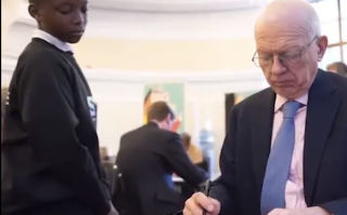 尴尬！英议员参加小学考试半数不达标：数学、语法差到不行