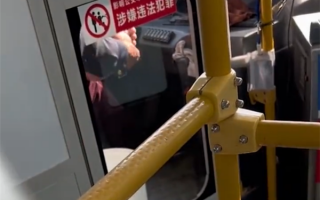 公交司机边开车边抠脚引乘客担忧 官方回应：会研究处理