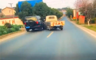 坦克300下坡路段加速超车 撞上拐弯小货起飞失败：翻滚数圈直接报废