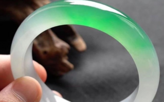 玉手镯怎么选尺寸 玉镯的种类有哪几种