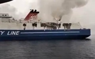 印尼一载有271人的渡轮起火 渡轮内部起火视频流出