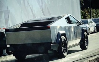 马斯克力荐！特斯拉Cybertruck最新实车照曝光：三角形后视镜装车