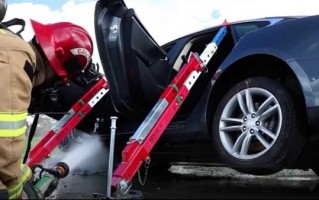 彻底扑灭一台特斯拉Model S有多难 消防员实测：用了22.7吨水